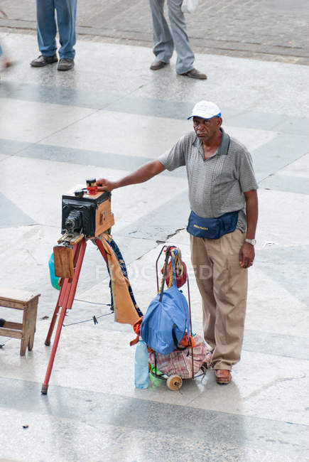 Куба, Гавана, ностальгийский фотограф перед Капитолием — стоковое фото