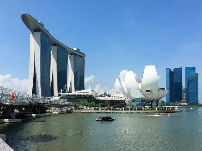 CINGAPURA - MAIO 26, 2016: Singapura, museu de arte ao lado da Marina Bay Sands e da Ponte Helix — Fotografia de Stock