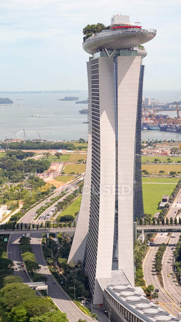 SINGAPUR - 26 DE MAYO DE 2016: Singapur, Singapur, vista del complejo de arenas de Marina Bay y paisaje urbano desde arriba - foto de stock