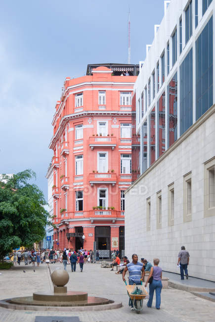 Cuba, La Havane, vue sur les gens et le célèbre Ambos Mundos Hotel — Photo de stock