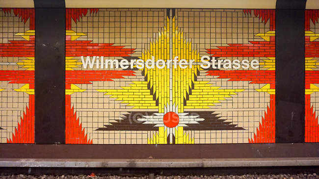 Estação de metrô vazia Wilmersdorfer Strasse, Berlim, Alemanha — Fotografia de Stock