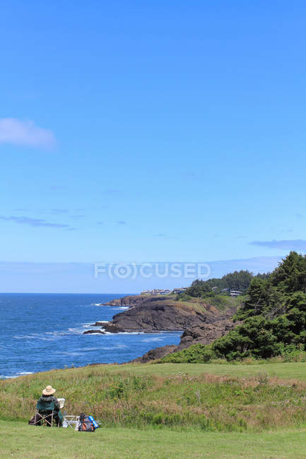 USA, Oregon, Arch Cape, Highway 101 - Un uomo dipinge la costa — Foto stock