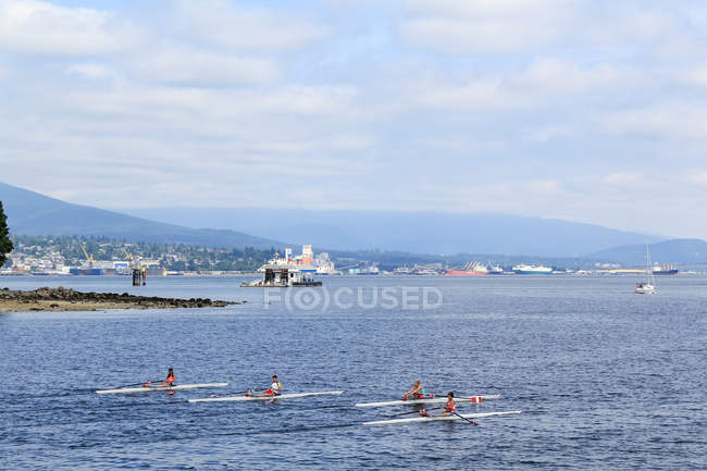 Canada, British Columbia, Vancouver, Stanley Park in Vancouver, rowers in boats on foreground — Stock Photo