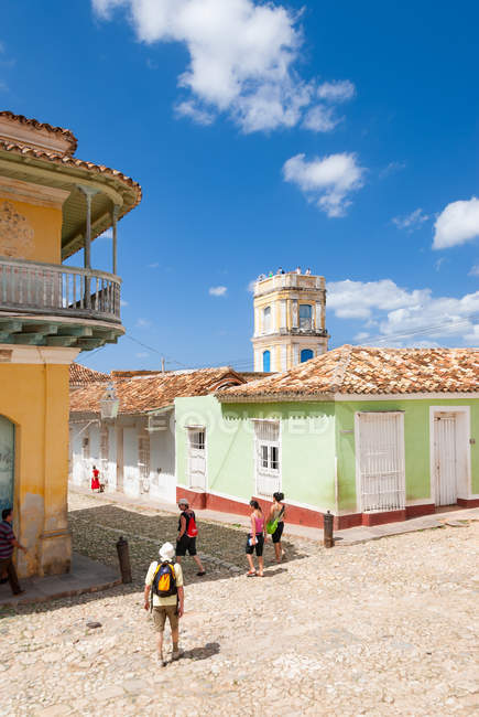 Куба, Тринидад, вид на людей, идущих рядом с дворцом — стоковое фото
