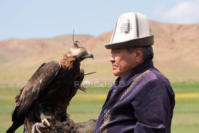 Eagle hunter with golden eagle, Ak Say, Issyk-Kul region, Kyrgyzstan — Stock Photo
