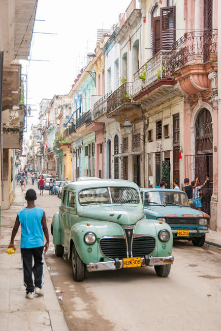 Cuba, L'Avana, persone con auto d'epoca in strada — Foto stock