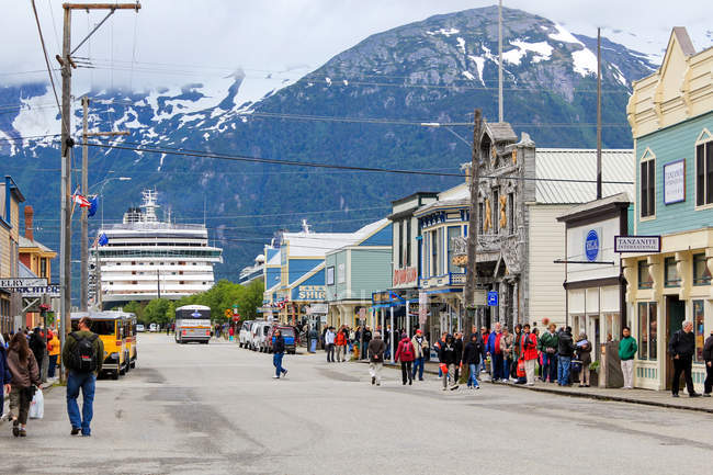 USA, Alaska, Skagway, centro della città Skagway, nave da crociera sullo sfondo — Foto stock