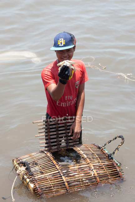 Fisherman selling crab at crab market, Kep, Cambodia — Stock Photo