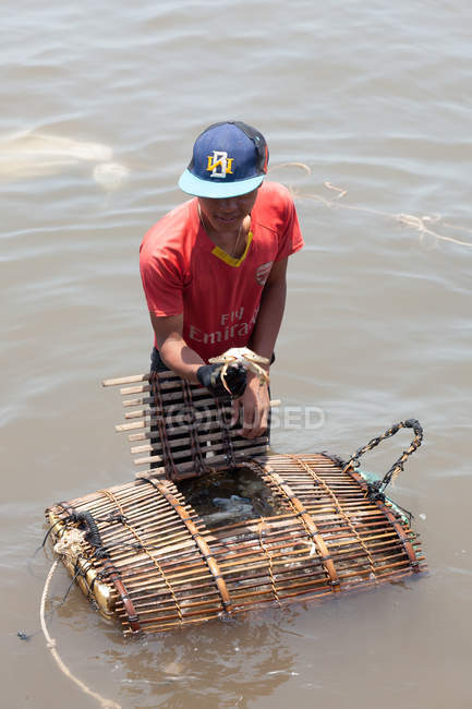 Pescatore che vende granchi al mercato dei granchi, Kep, Cambogia — Foto stock