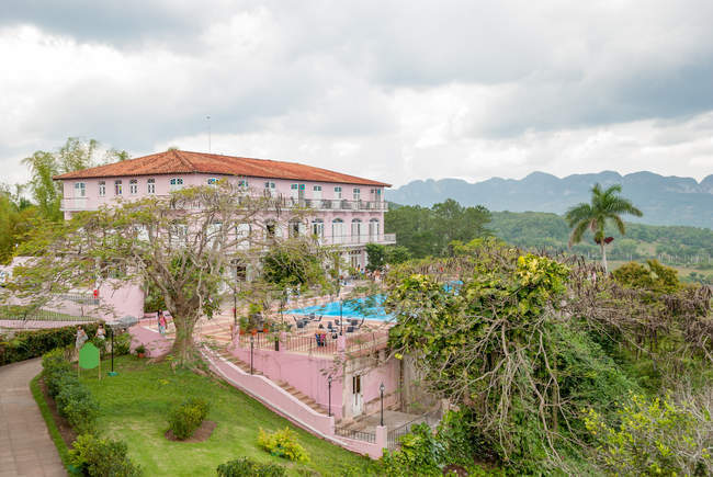 Cuba, pinar del rio, vinales, hotel los jazmines gebäude im vinales tal — Stockfoto