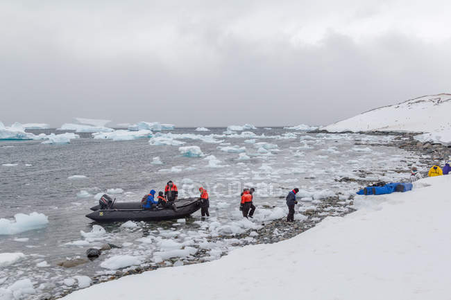 Menschen landen von Boot in Bucht der Täuschung Insel, Antarktis — Stockfoto