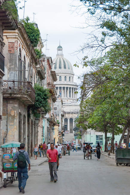 Куба, Гавана, вид на Капитолий с улицы Teniente Rey — стоковое фото