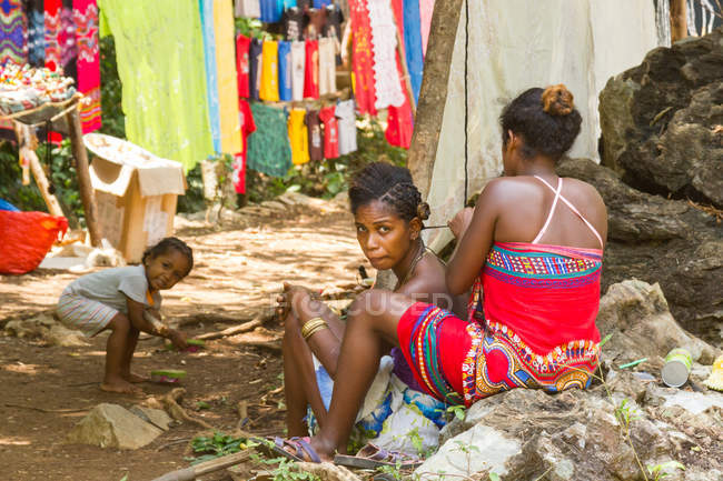 Madagascar, antsiranana provinz, lokale kinder spielen miteinander — Stockfoto