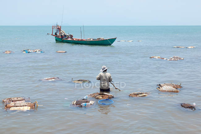 Camboya, Kep, pescadores capturando cangrejos al mercado - foto de stock
