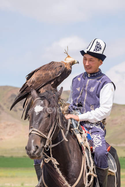 Caçador de águia com águia dourada a cavalo, Ak Say, região de Issyk-Kul, Quirguistão — Fotografia de Stock