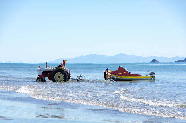 Nueva Zelanda, Wellington, Otaki Beach, barco al agua - foto de stock
