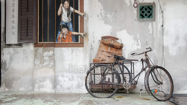 Malásia, Pulau Pinang, Georgetown, Arte de rua em Penang com bicicleta estacionada perto da parede — Fotografia de Stock