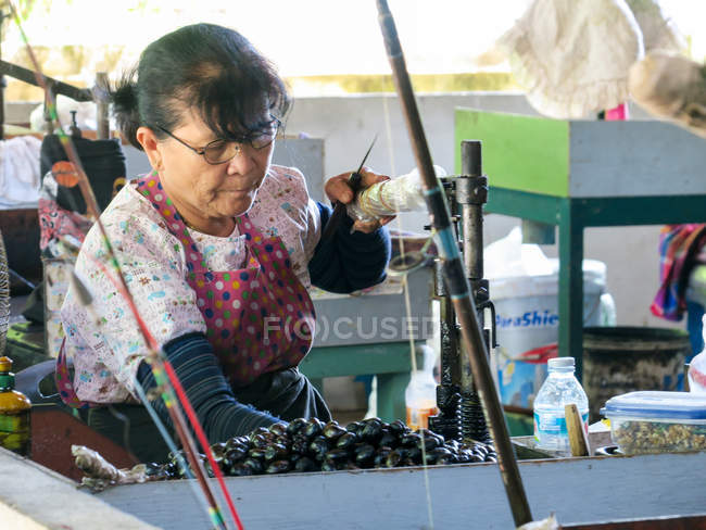 Frau arbeitet in der Cashew-Fabrik in Khao Lak, Thailand — Stockfoto