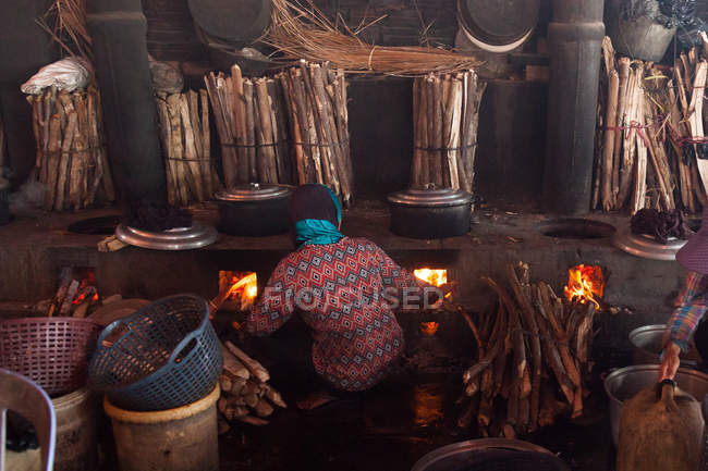 Mulher cozinhar frutos do mar no mercado de caranguejo, Kep, Camboja — Fotografia de Stock