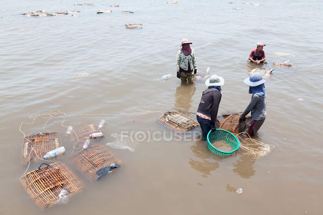 Cambogia, Kep, pescatori che vendono granchi al mercato — Foto stock