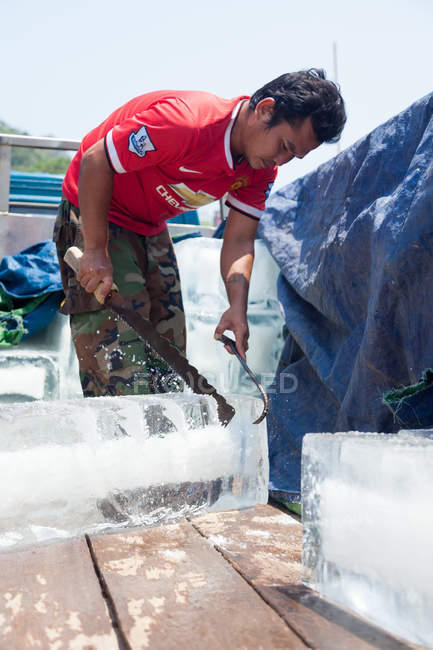 Hombre trabajando con hielo para cajas frías en el mercado de cangrejos, Kep, Camboya - foto de stock