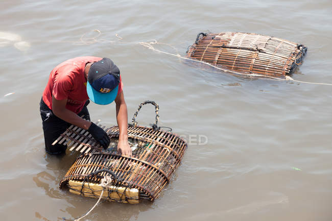 Kambodscha, kep, Fischer, die Krabben auf dem Markt verkaufen — Stockfoto