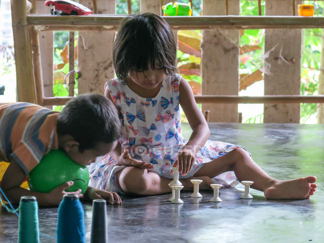 Місцевих дітей, що грають на підлозі, Пханг Нга, Таїланд — стокове фото
