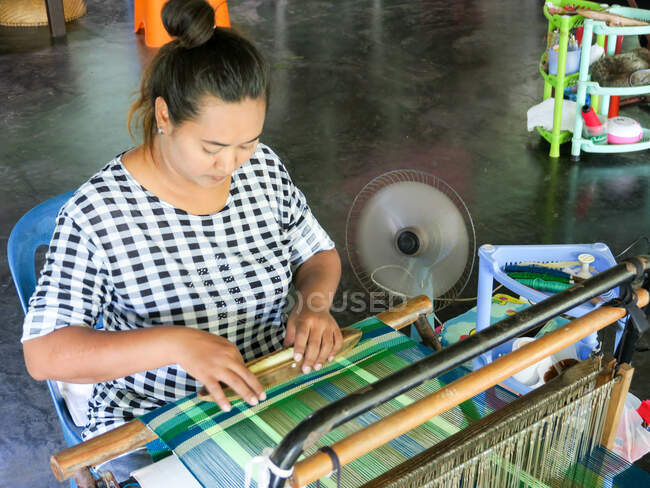 Таїланд, Чанг Ват Фан-нґа, Тамбон Кхуекхак, жінка, що працює на веб-заводі Саорі в Хао Лак для жертв цунамі. — стокове фото