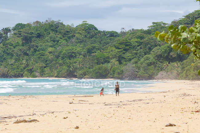 Panama, Bocas del Toro Province, Bastimento, people at beach walk — Stock Photo