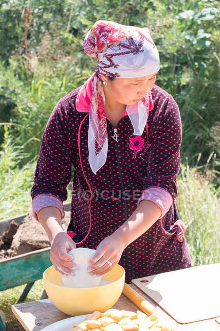 Femme préparation des aliments dans la cuisine extérieure, Ak Say, Kirghizistan — Photo de stock