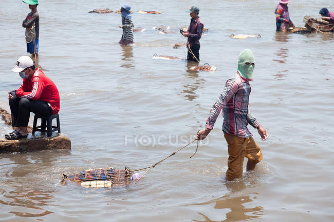 Camboya, Kep, pescadores vendiendo cangrejos en el mercado - foto de stock