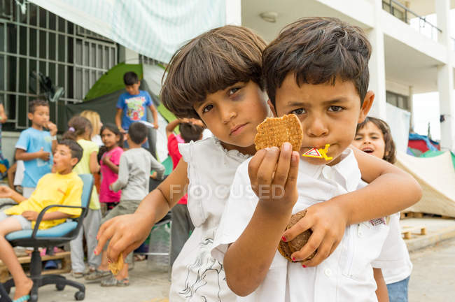 Enfants dans un camp de réfugiés au vieil aéroport Athènes Ellinikon, Glyfada, Grèce — Photo de stock