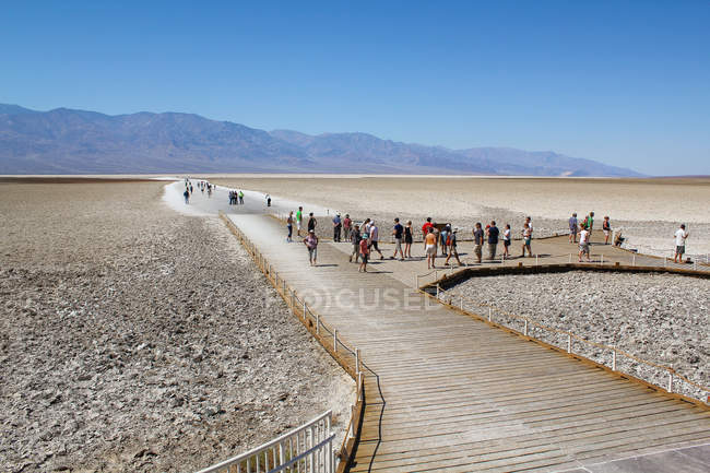 Touristes visitant un point de repère de 100m sous le niveau de la mer, comté d'Inyo, Californie, États-Unis — Photo de stock