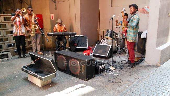 Musicians with musical instruments on street of Gauteng, South Africa — Stock Photo