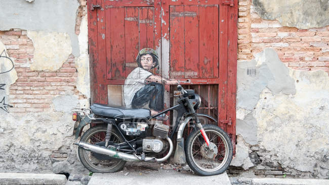 Malasia, Pulau Pinang, Georgetown, Arte urbano en Penang con bicicleta aparcada cerca de la pared - foto de stock
