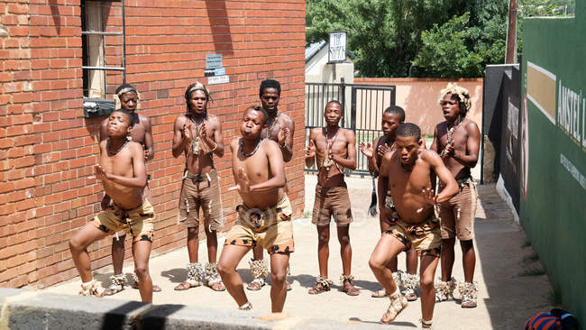 Traditioneller tanz in soweto, johannesburg, südafrika. — Stockfoto