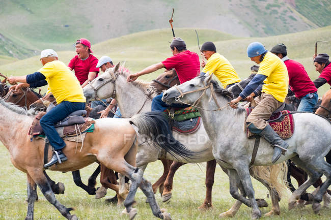 OSH REGION, KYRGYZSTAN - JULY 22, 2017: Nomadgames, men on horses, participants in goat polo — Stock Photo