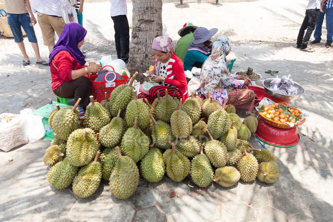Frauen verkaufen Durian auf dem Krabbenmarkt, kep, Kambodscha — Stockfoto