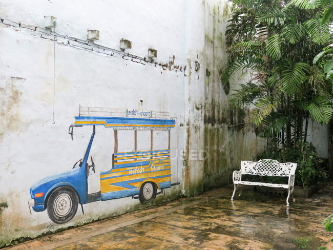 Tailandia, Chang Wat Phang-nga, Tambon Khuekkhak, pintura de estilo callejero en la pared de la casa vieja en Takuapa - foto de stock