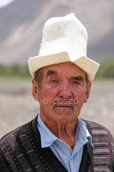 Retrato do homem velho rural na cobertura para a cabeça tradicional, Tajiquistão — Fotografia de Stock
