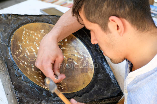 Primer plano de ornamento tallado artesanal en venta, Buxoro, Uzbekistán - foto de stock