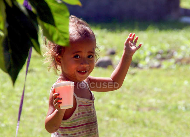 Samoa, Salua, chica mirando a la cámara y sosteniendo la copa - foto de stock