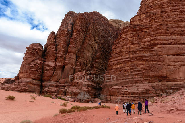 Jordania, Gouvernement Aqaba, grupo turístico por Wadi Rocas de ron en meseta alta del desierto - foto de stock