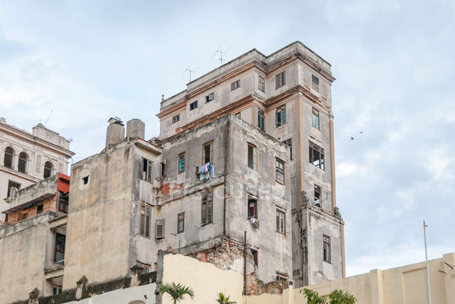 Cuba, Havana, edifício residencial em Havana Velha — Fotografia de Stock