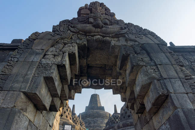 Indonesia, Java Tengah, Magelang, arco nel tempio, tempio buddista, complesso del tempio di Borobudur — Foto stock