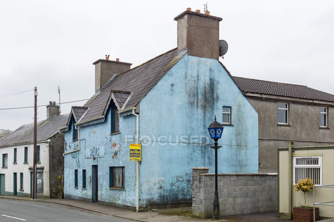 Vecchio edificio di ex pub vicino a Clonmacnoise sul fiume Shannon, Offaly, Irlanda — Foto stock