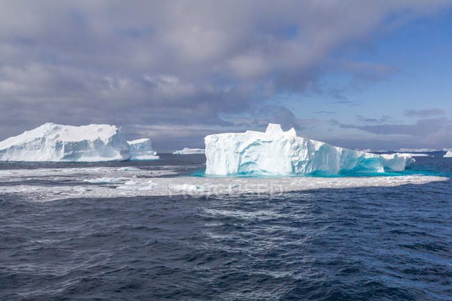 Antarctique, icebergs par le paysage marin pittoresque — Photo de stock