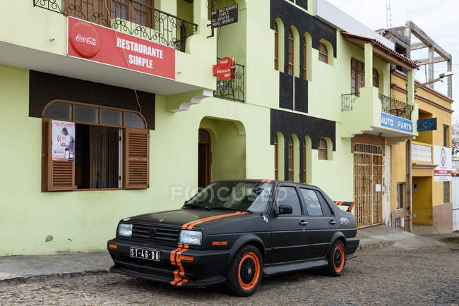 Cabo Verde, Fogo, São Filipe, Rua São Filipe com carro estacionado — Fotografia de Stock