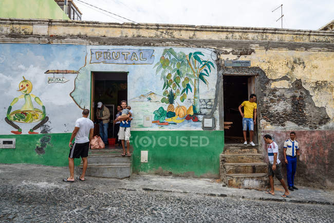 Capo Verde, Fogo, Sao Filipe, Sao Filipe, persone in vecchio edificio in rovina nella capitale del Fogo . — Foto stock