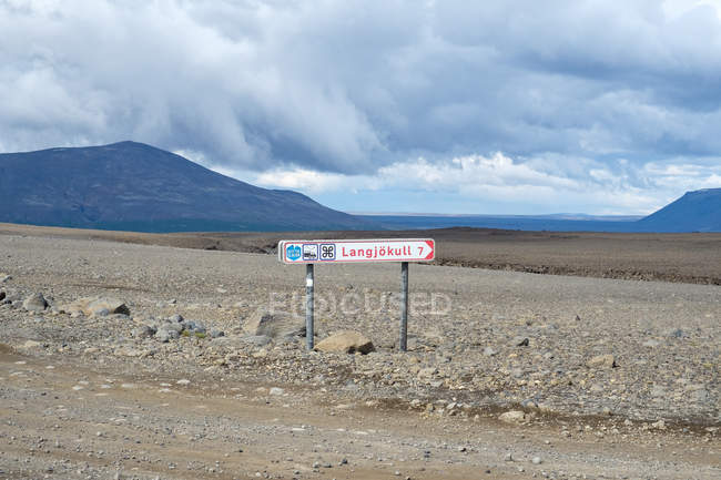Знак со стрелкой Ланджокулла на грунтовой дороге, Исландия — стоковое фото